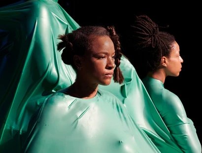 Die Performance "to build to bury to remember" von Sarah Ama Duah, 2023