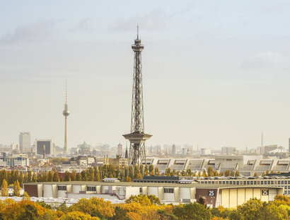 Funkturm mit Berliner Skykline und Fernsehturm im Hintergrund