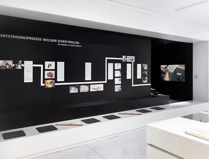 Blick in die Ausstellung „Materialisierte Heiligkeit. Jüdische Buchkunst im rituellen Kontext“ im Stabi Kulturwerk.