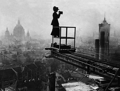 Fotograf unbekannt, Eine Berliner Reportage-Fotografin fotografiert von einem Kran des noch im Bau befindlichen Berliner Stadthauses, Berlin 1909