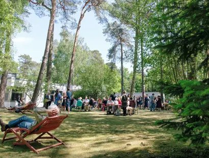 Sommerlicher Garten des Brücke-Museums mit Publikum