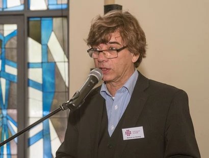 Bertram vom Boxberg am Mikrofon sprechend