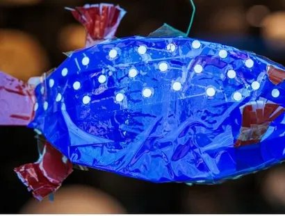 Ein blauer  selbst gestalteter Kofferfisch im Humboldt Labor