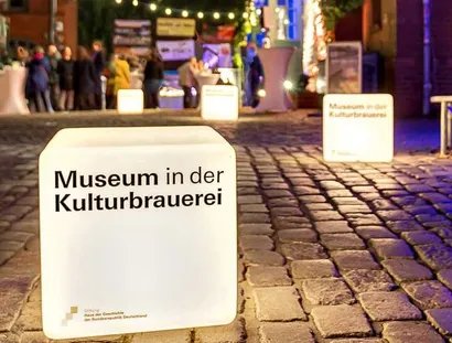 Der Eingangsbereich des Museums bei Nacht.