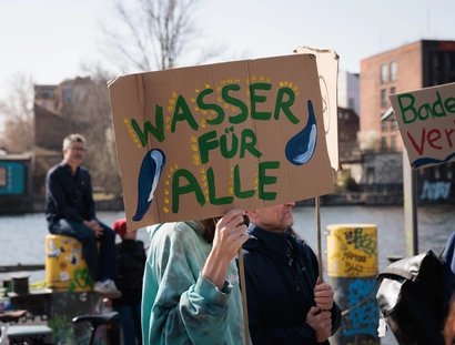 Wasser für Alle: Aktivist*innen auf dem Weltwassertag am 22.3.2025 in Berlin