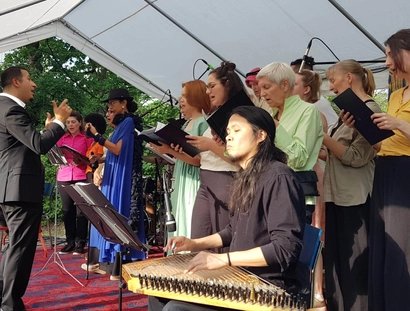 »Ulme35-Chor mit Omar Znkawan Band«