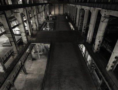 Kraftwerk Berlin, schwarz-weiß, Blick von Ebene 2 in den Raum