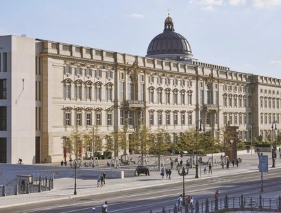Siegerentwurf "Südpfeil" (Rendering) des Architekten und Künstlers Jürgen Mayer H an der Nordostfassade des Humboldt Forums, innerhalb des offenen, einphasigen Kunst-am-Bau Wettbewerbs 2025