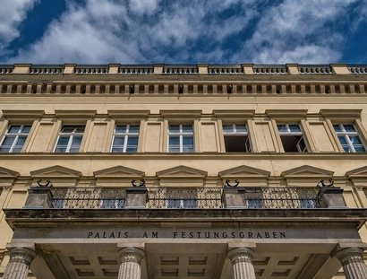 Palais am Festungsgraben, Standort  vom Theater im Palais