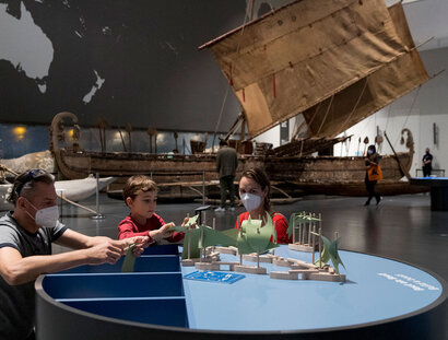Besucher an der Familienspur im Boote-Kubus des Ethnologischen Museums