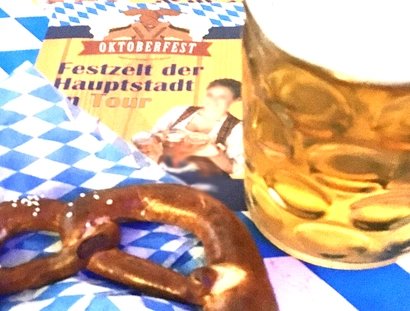 Detail Bier und Brezel auf dem Oktoberfest