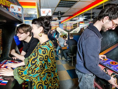 Besuchende in Computerspiele vertieft