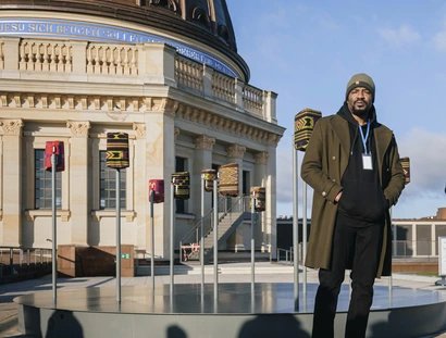 Emeka Ogboh, aufgenommen vor seiner Klanginstallation mit zwoelf Stimmen