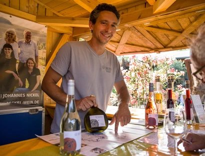 Winzer Johannes Nickel beim Weinmarkt in den Späth'schen Baumschulen