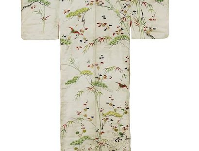 Kimono mit Glück verheißendem Dekor “Kiefer, Bambus, Pflaume, Kraniche und Schildkröten“, Seidendamast, bestickt, 166.0 mit Kragen 176.0 x 120 cm. Japan, Edo-/Tokugawa-Zeit, 1. Hälfte 19. Jahrhundert.