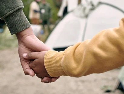 Kinder halten sich an den Händen