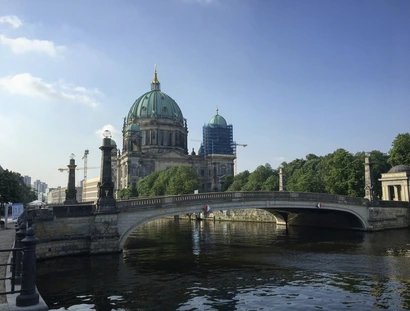 Blick über die Spree auf die Friedrichsbrücke und den Berliner Dom