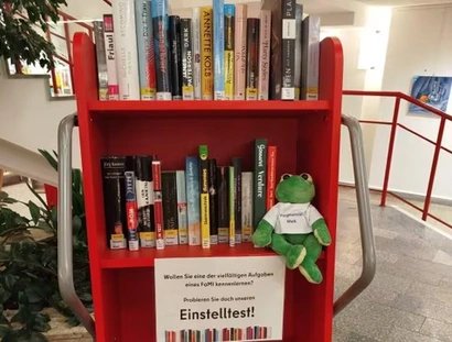 Bücherregal in der Bibliothek