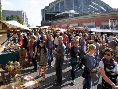 Geschäftiges Treiben auf dem Antikmarkt am Berliner Ostbahnhof