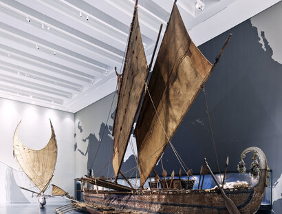 Ausstellungsansicht des Moduls "Ozeanien: Mensch und Meer. Ein Meer von Inseln" des Ethnologischen Museums im Humboldt Forum