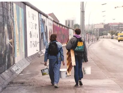 Künstler Ignasi Blanch an der East Side Gallery 1990