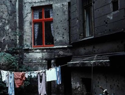 Hinterhof mit Spuren der Kämpfe des Zweiten Weltkrieges