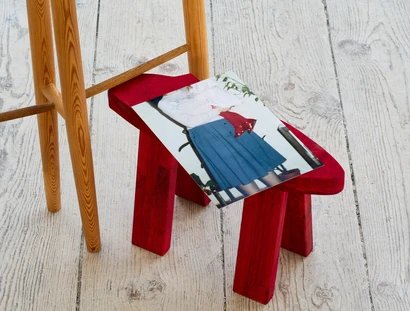 Ahu Dural, Roter Lackschuh, Berlin-Moabit, 2023, Holz, Beize, Fotoprint auf Karton