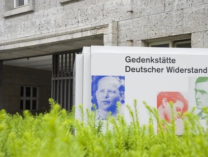 Hinweisschild vor der Gedenkstätte Deutscher Widerstand