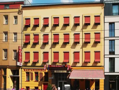 Hotelfassade und Eingang