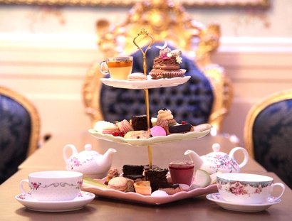 Etagere mit Gebäck, Kaffee und Tee