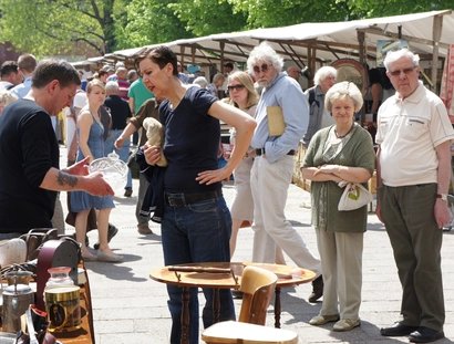 Menschen am Antikmarkt in Berlin