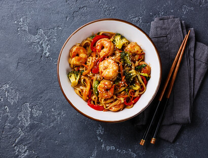 Udon stir-fry noodles with shrimp in bowl