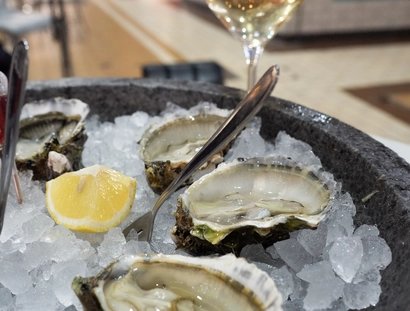 Austern und Weißwein auf dem Tisch