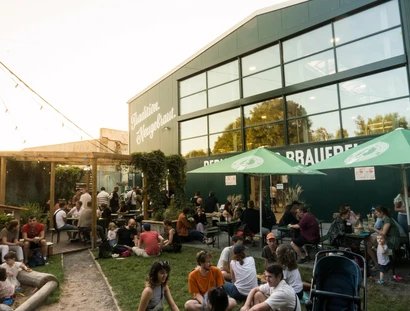 Public Viewing in der Berliner Berg Brauerei