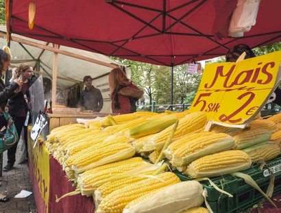 La venta de maíz en el mercado semanal del Maybachufer en Neukölln