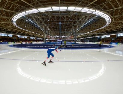 Eishalle mit Schlittschuhläufer im Sportforum Hohenschönhausen