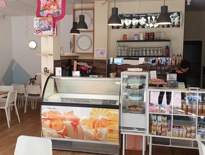 Innenraum und Theke mit Kuchen und Eis des Kindercafés Krümelkeks