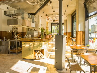 Café Nullpunkt: Un espacio interior luminoso