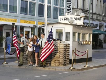 Turistas en el Checkpoint Charlie en la Friedrichstraße de Berlín