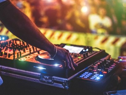 DJ am Mischpult