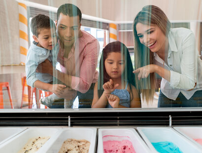 Famiglia in gelateria