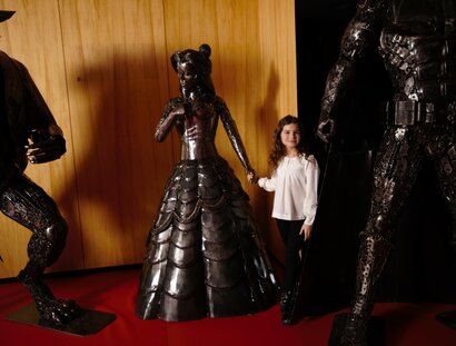 Mädchen mit Exponat aus der Gallery of Steel Figures Berlin