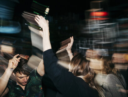 Club e vita notturna a Berlino: la gente balla e fa festa