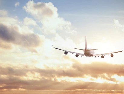 Un aeroplano nel cielo