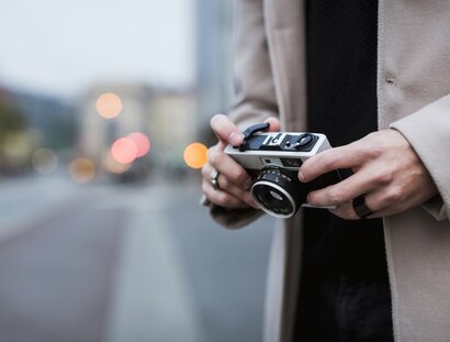 Fotografo dilettante con la sua macchina fotografica a Berlino