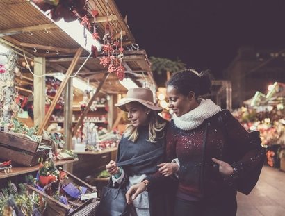 Freundinnen auf dem Weihnachtsmarkt Freundinnen auf dem Weihnachtsmarkt
