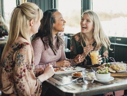 Freundinnen beim Brunch
