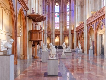 Skulpturenausstellung in der Friedrichswerderschen Kirche in Berlin