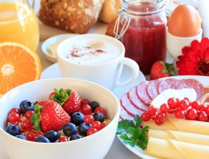 Gedeckter Frühstückstisch