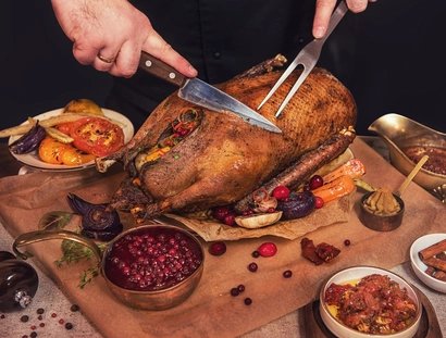 Gänsebraten wird angeschnitten